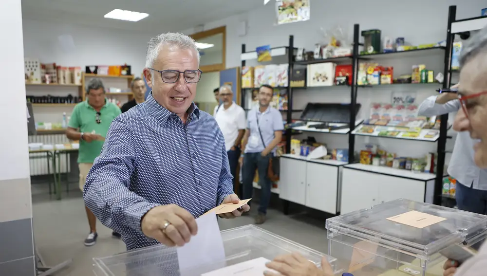 El candidato al Congreso por Soria Ya! Angel Ceña vota