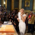 La líder de la coalición Sumar, Yolanda Díaz, muestra la papeleta de su formación antes de ejercer su derecho al voto para las elecciones generales en la Escuela Técnica Superior de Ingenieros de Minas de Madrid este domingo.