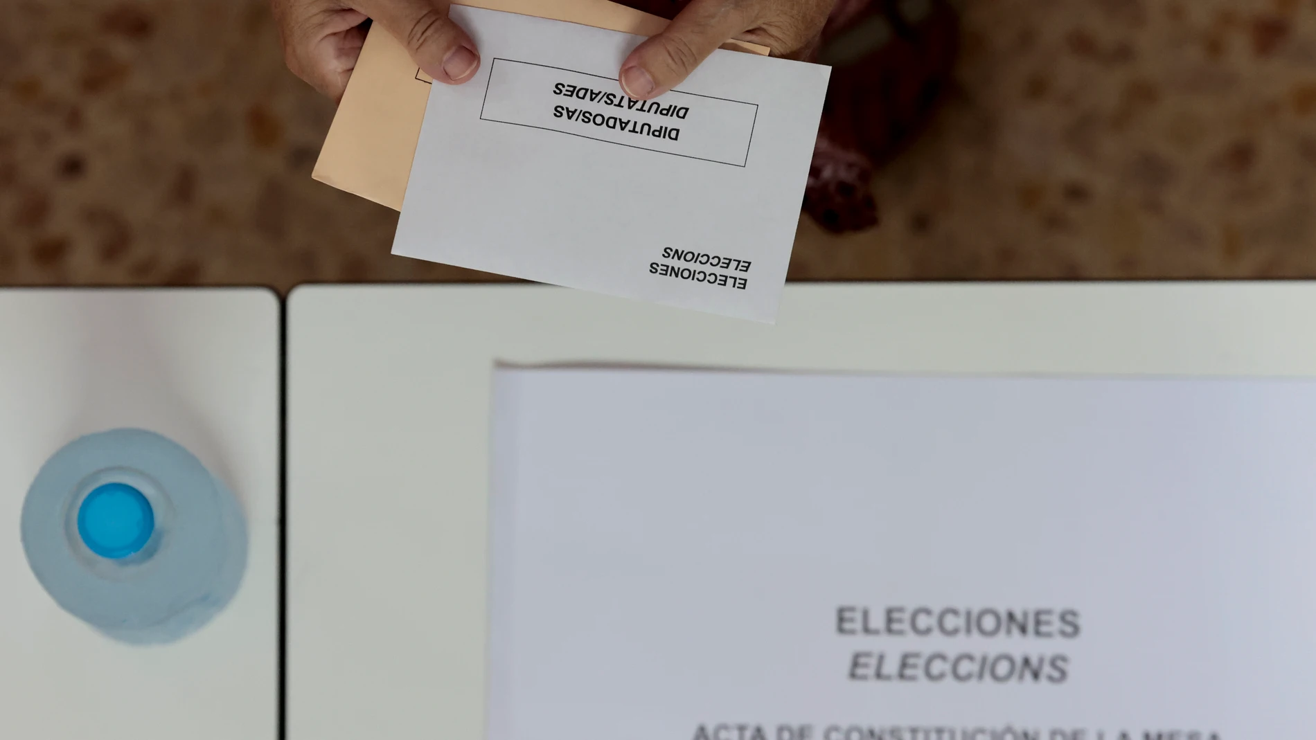 GRAFCVA4789. VALENCIA, 23/07/2023.- Una persona ejerce su derecho al voto cuando más de 3.700.000 personas están llamadas a votar en la Comunitat Valenciana en las elecciones generales del 23j para elegir 33 diputados (16 por Valencia -uno más que hace cuatro años-, 12 por Alicante y 5 por Castellón) y 12 senadores (cuatro por cada circunscripción). EFE/Ana Escobar