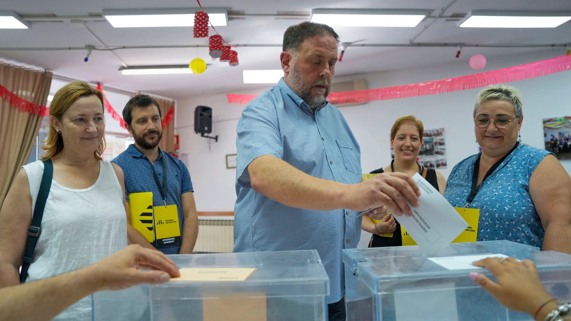 SANT VICENÇ DELS HORTS (BARCELONA), 23/07/2023.- El presidente de ERC, Oriol Junqueras, ejerce su derecho al voto en un colegio electoral en Sant Vicenç dels Horts, Barcelona, este domingo. EFE/Alejandro García