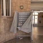 Una cabina para preservar la intimidad del voto durante las elecciones generales del pasado domingo en Madrid