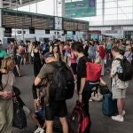 Un gran número de personas aguarda al restablecimiento del tráfico ferroviario en la estación Joaquín Sorolla debido a que la circulación de trenes de entrada y salida de València esta suspendida desde primera hora de la mañana debido a una incidencia ocurrida en las instalaciones en el túnel de San Isidro.