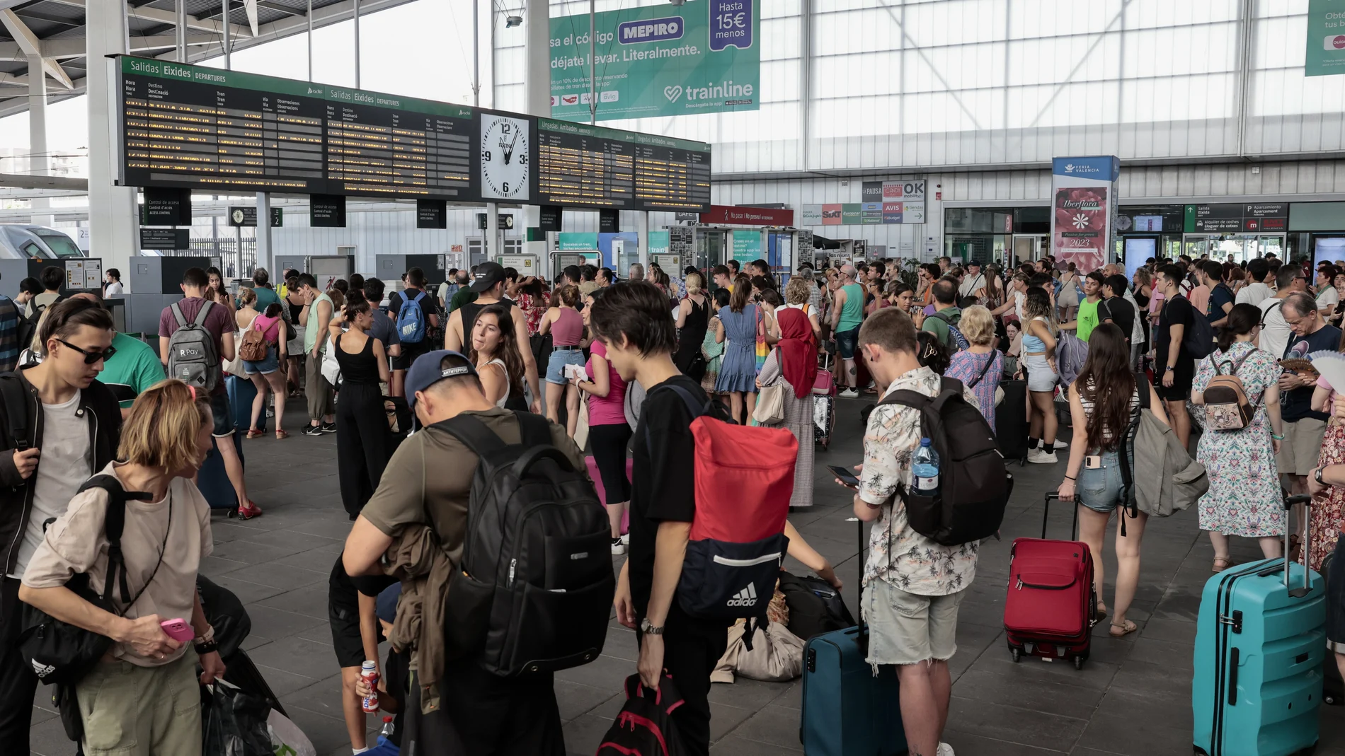 Un gran número de personas aguarda al restablecimiento del tráfico ferroviario en la estación Joaquín Sorolla debido a que la circulación de trenes de entrada y salida de València esta suspendida desde primera hora de la mañana debido a una incidencia ocurrida en las instalaciones en el túnel de San Isidro.