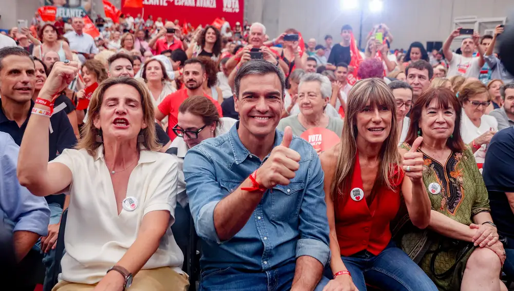 El presidente del Gobierno y candidato a la reelección por el PSOE, Pedro Sánchez, y su mujer, Begoña Gómez (c), durante el acto de cierre de campaña del PSOE, en el polideportivo La Alhóndiga, 21 de julio de 2023, en Getafe, Madrid (España). Este es el último acto de la campaña electoral del PSOE de cara a las elecciones generales del próximo domingo 23 de julio. El PSOE se ha decantado por echar el cierre a la campaña en Getafe, uno de sus feudos del sur de Madrid en los que logró mantener la alcaldía tras las elecciones municipales del 28 de mayo. Los líderes del PSOE, de Vox y de Sumar, han coincidido en la elección de Madrid para el último acto de campaña.