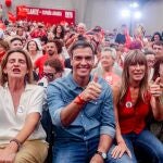 El presidente del Gobierno y candidato a la reelección por el PSOE, Pedro Sánchez, y su mujer, Begoña Gómez (c), durante el acto de cierre de campaña del PSOE, en el polideportivo La Alhóndiga, 21 de julio de 2023, en Getafe, Madrid (España). Este es el último acto de la campaña electoral del PSOE de cara a las elecciones generales del próximo domingo 23 de julio. El PSOE se ha decantado por echar el cierre a la campaña en Getafe, uno de sus feudos del sur de Madrid en los que logró mantener la alcaldía tras las elecciones municipales del 28 de mayo. Los líderes del PSOE, de Vox y de Sumar, han coincidido en la elección de Madrid para el último acto de campaña. 