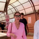 Isabel Preysler con vestido rosa para ir a votar.