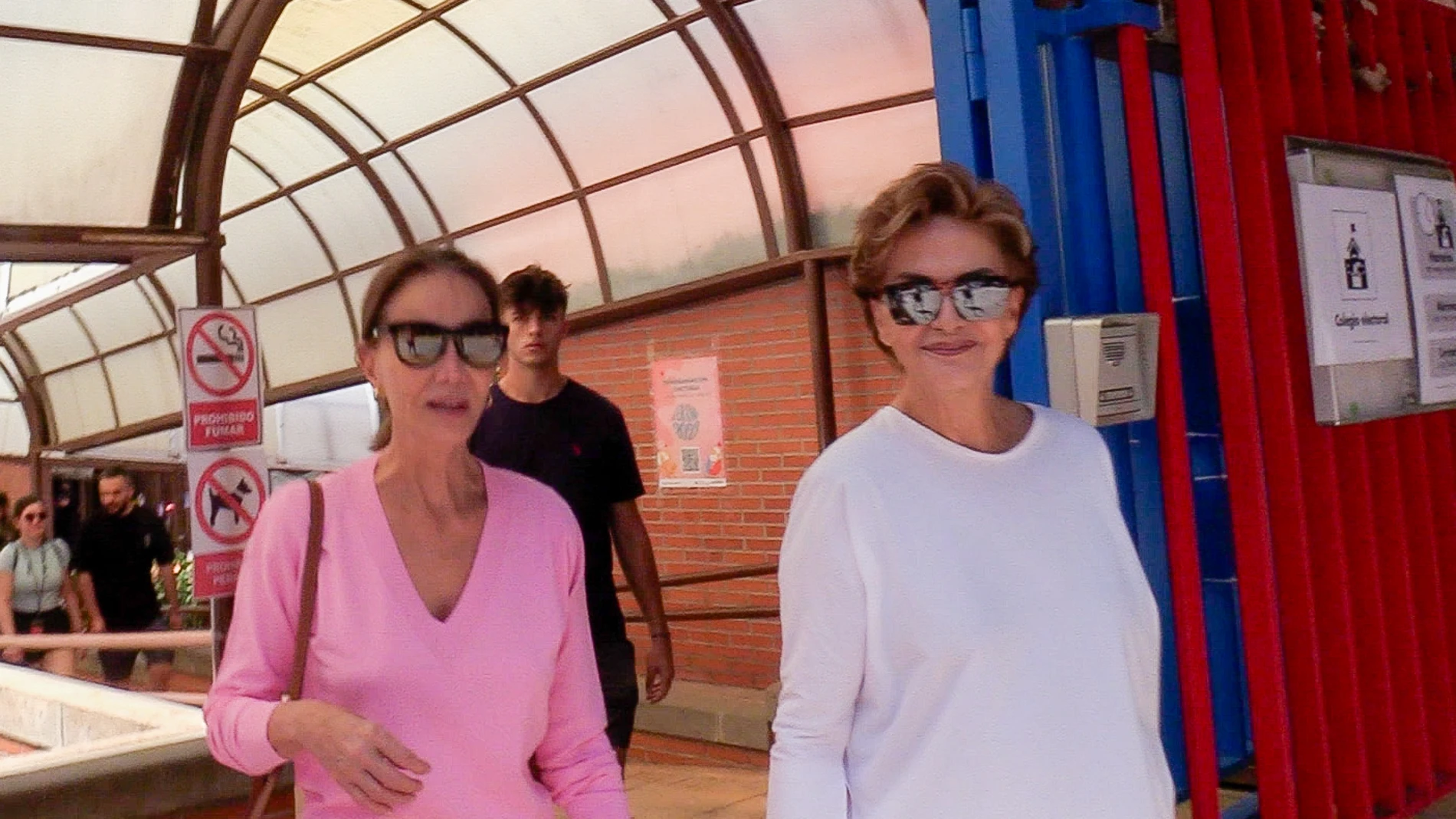 Isabel Preysler con vestido rosa para ir a votar.