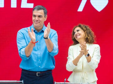 MADRID, 24/07/2023.- El presidente del Gobierno Pedro S&aacute;nchez (i), junto a la ministra de Hacienda, Mar&iacute;a Jes&uacute;s Montero Cuadrado (d), preside la reuni&oacute;n de la Comisi&oacute;n Ejecutiva Federal del partido socialista este lunes en su sede en Madrid tras la celebraci&oacute;n de las elecciones generales del pa&iacute;s en el que el PSOE ha conseguido los 122 diputados. EFE/ PSOE/ Eva Ercolanese *****SOLO USO EDITORIAL/SOLO DISPONIBLE PARA ILUSTRAR LA NOTICIA QUE ACOMPA&Ntilde;A (CR&Eacute;DITO OBLIGATORIO) ***** 
