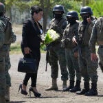 Una mujer porta un ramo de flores en el funeral del asesinado alcalde de Manta, Agustín Intriago