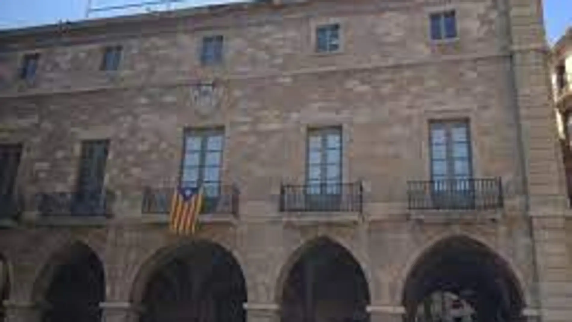 El PSOE vuelve a sucumbir ante el independentismo y permite la "estelada" en el Ayuntamiento de Manresa para contentar a su socio ERC