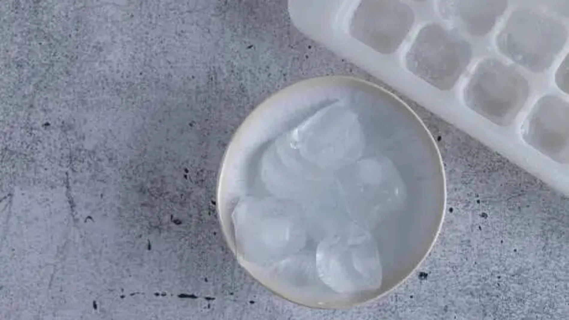 Cubitos de hielo caseros en un bol blanco