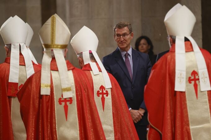 Feijóo asiste ayer a la ofrenda del Apóstol en Santiago de Compostela