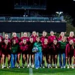 Sandra Sánchez, Queralt Castellet y Lucía Martíño junto a las jugadoras de la Selección Española 