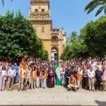 El obispo (centro), con decenas de jóvenes peregrinos, en el Patio de los Naranjos de la Mezquita-Catedral.