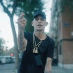 El Jincho en su videoclip "Voto en blanco"