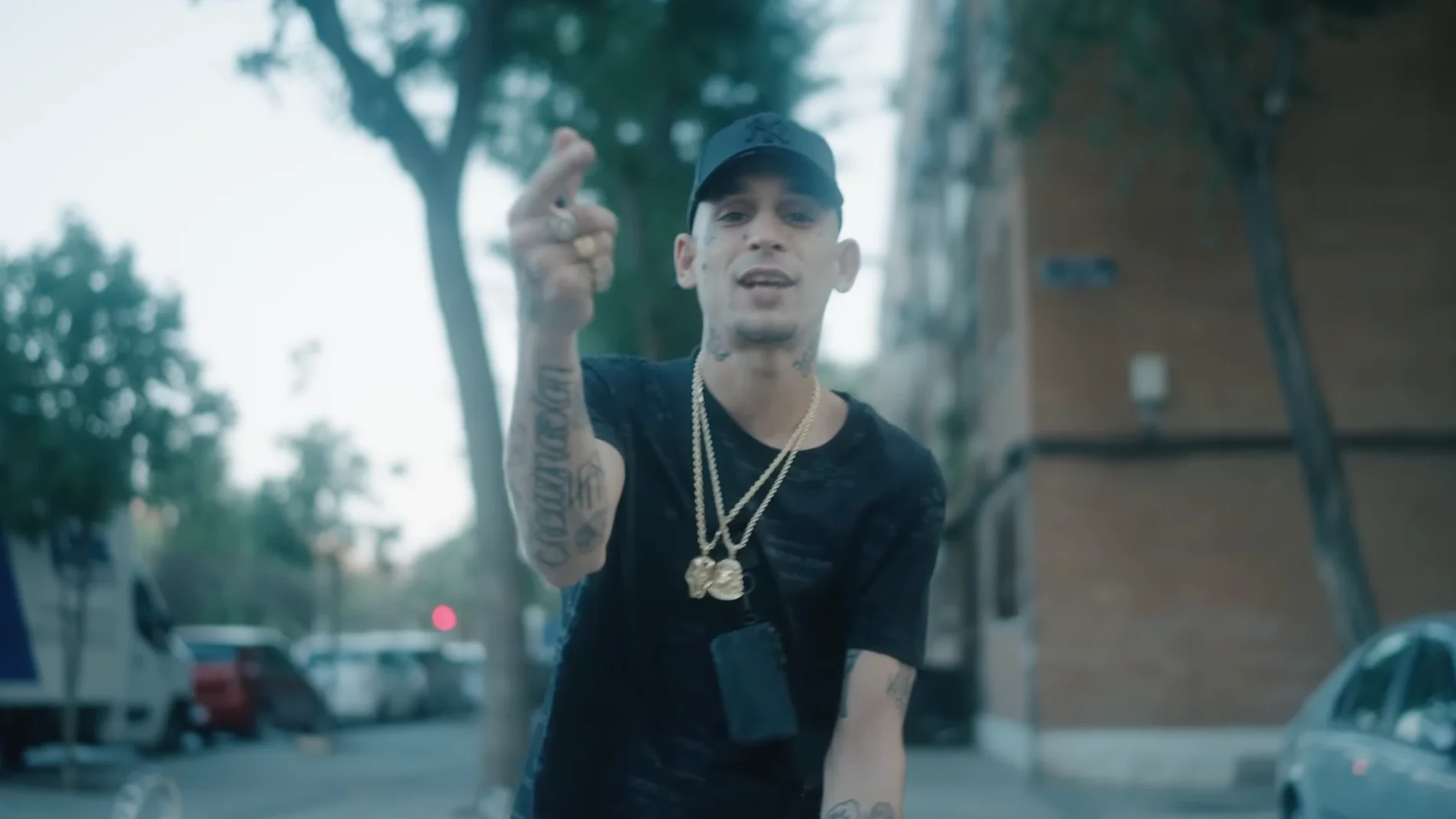 El Jincho en su videoclip "Voto en blanco"