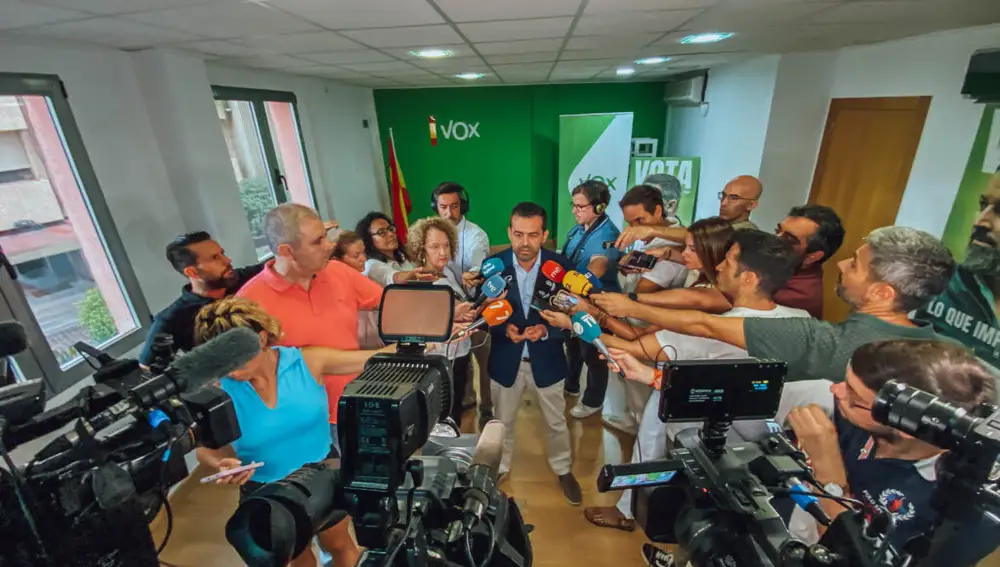 Rubén Martínez Alpañez, en la sede de Vox en Murcia