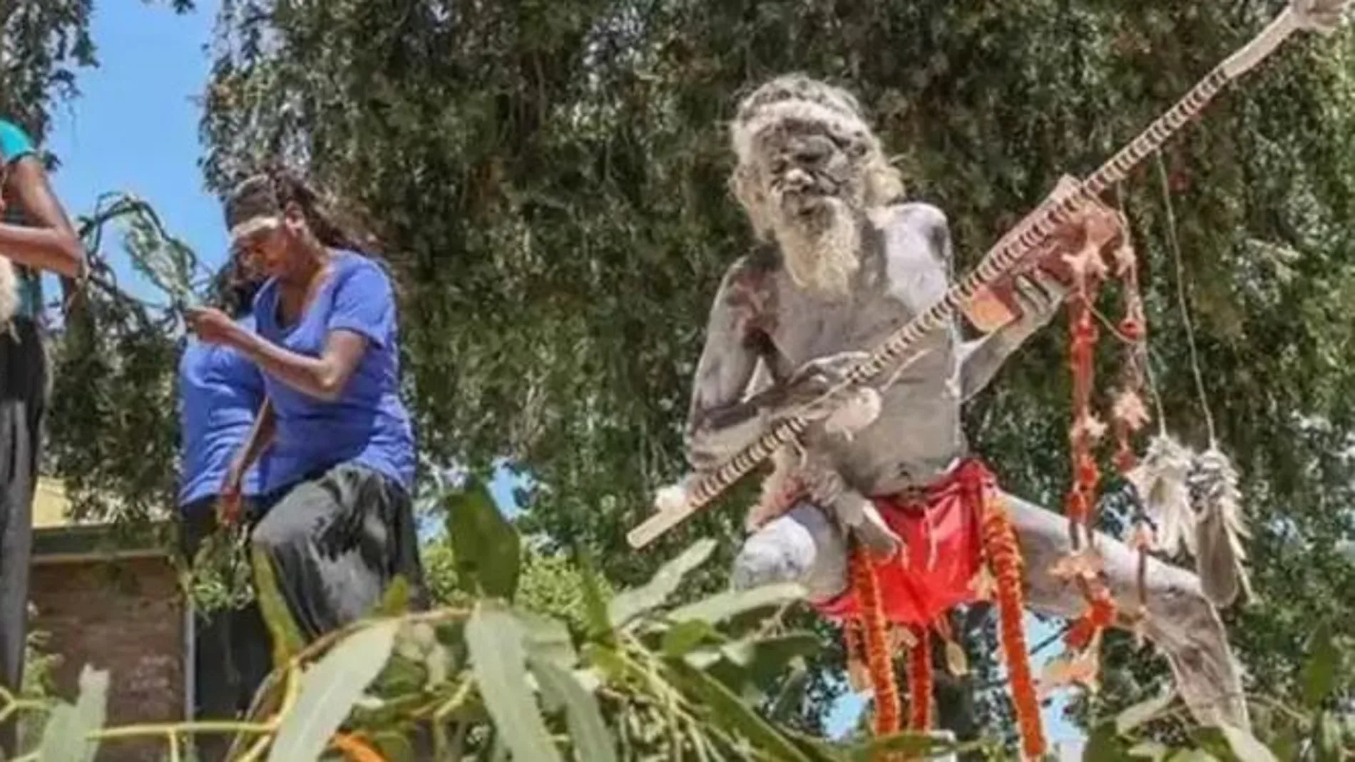 El abuelo realizó una danza ceremonial junto a su nieta, quien dijo sentirse "orgullosa" de sus orígenes
