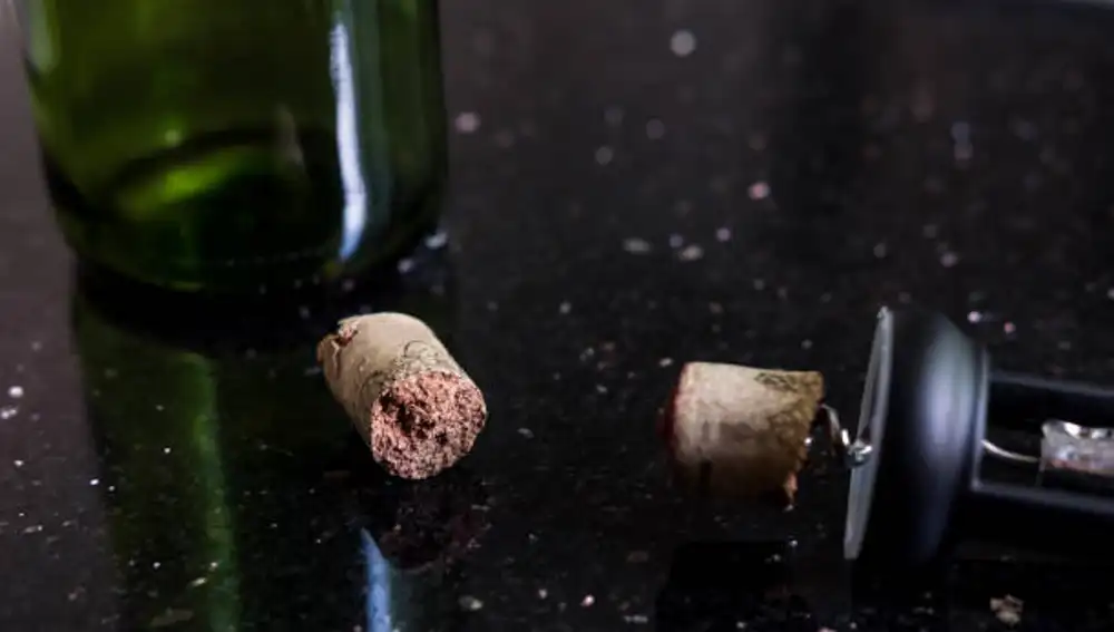 Un corcho de una botella de vino partido por la mitad