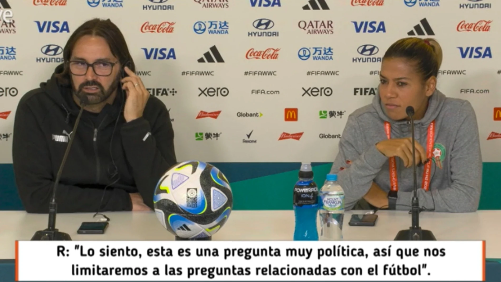 El seleccionador del equipo femenino de Marruecos, Reynald Pedros, y su capitana, Ghizlane Chebbak