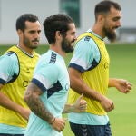 Isco Alarcón entrena con sus compañeros del Real Betis Balompié