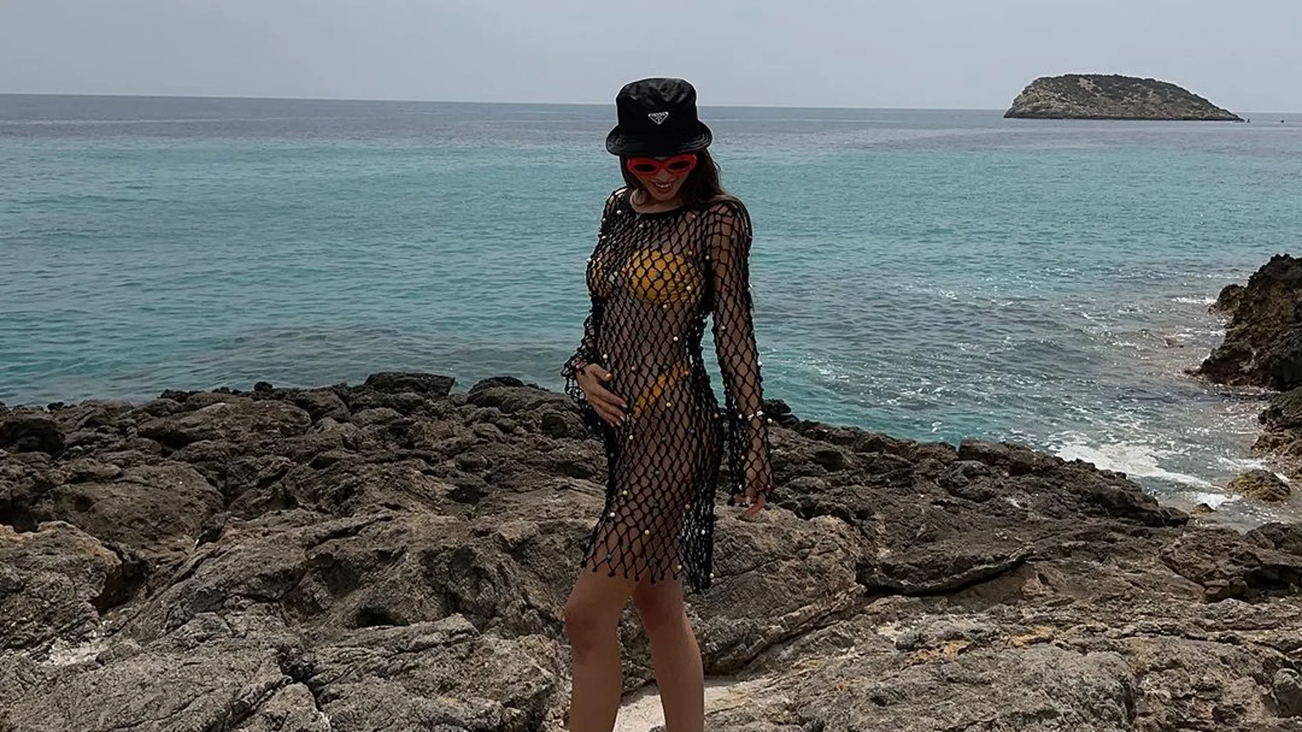 Violeta Mangriñán con look de Mango.