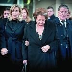 Totón Barberá, cogida del brazo de su hermana Rita