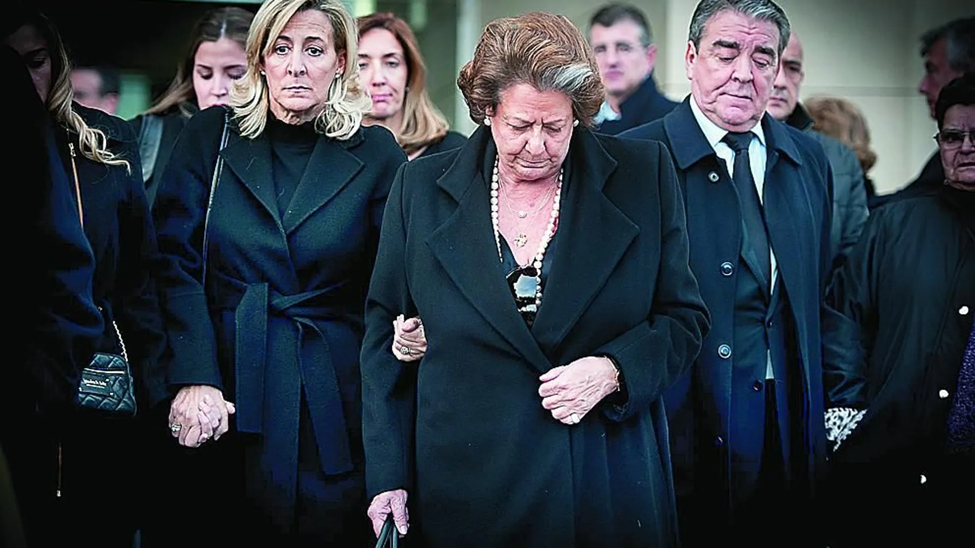 Totón Barberá, cogida del brazo de su hermana Rita