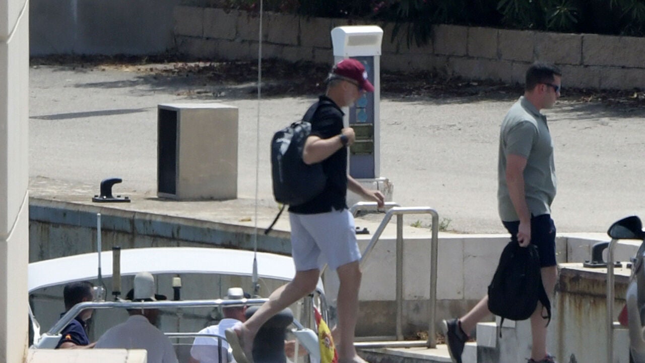 El Rey sale a navegar, a la espera de la llegada de Doña Letizia a Palma