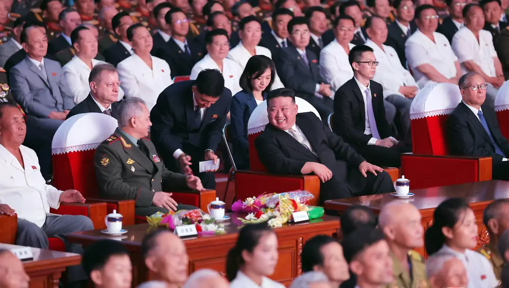 Kim Jong Un asiste al desfile militar en Pyongyang junto al ministro de Defensa ruso, Sergei Shoigu