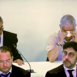 El maquinista Francisco José Garzón, acusado en el juicio del tren Alvia accidentado, con la cabeza agachada este jueves durante el juicio en Santiago de Compostela del accidente del tren Alvia el 24 de julio de 2013 que este jueves ha quedado visto para sentencia