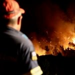 Un bombero observa un incendio forestal en la aldea de Asklipio, en la isla de Rodas