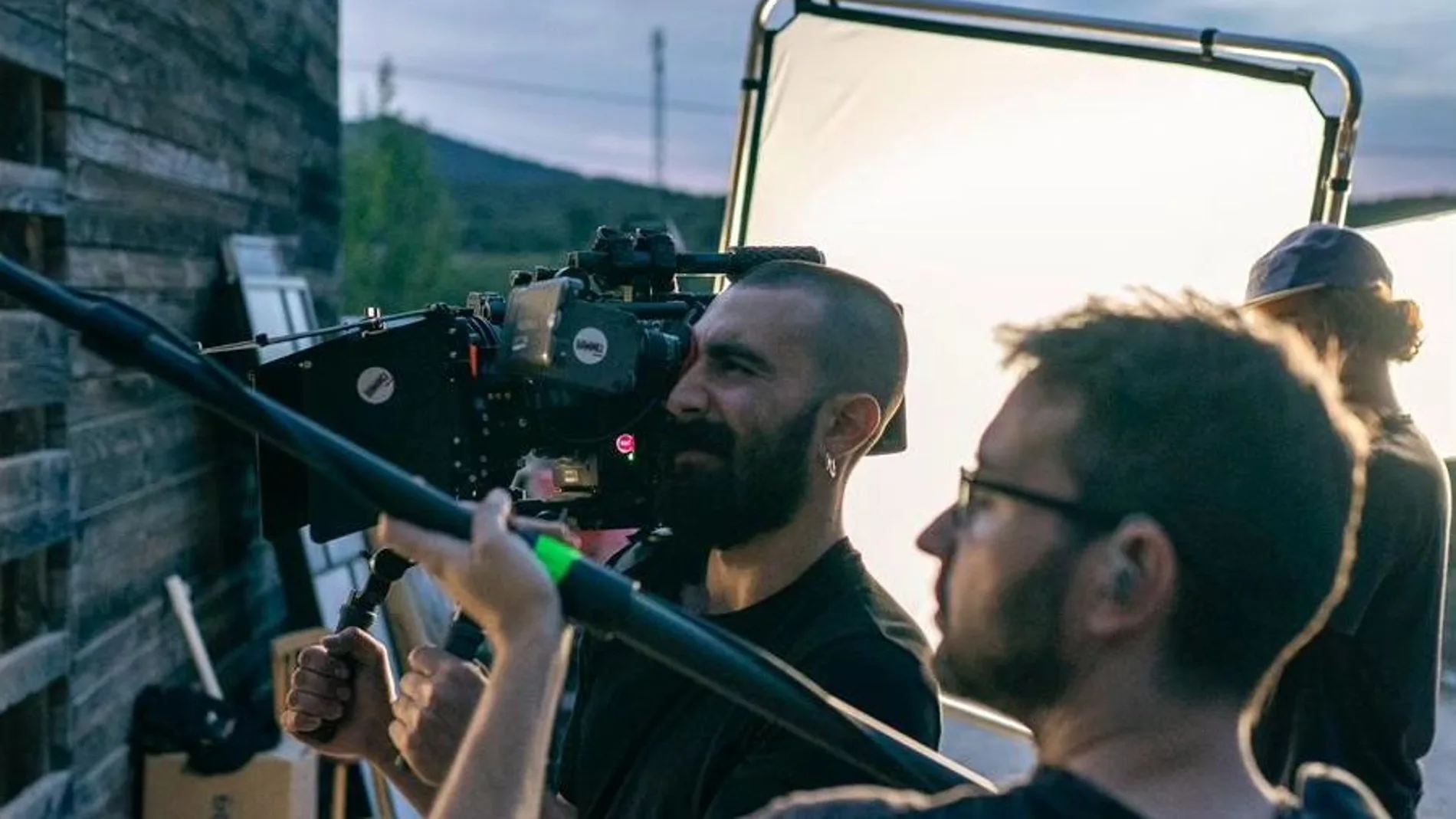 El director Juan Albarracín, durante el rodaje de «El Instinto» en la Región de Murcia