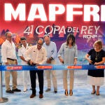La directora territorial de Mapfre, Carmen Sales (2d), el presidente del RCDP, Emérico Fuster (3i), y la concejala de Hacienda, Administración Pública y Gobierno Interior del Ayuntamiento de Palma de Mallorca, Mercedes Celeste (d), cortan la cinta en el acto inaugural de la 41 Copa del Rey Mapfre