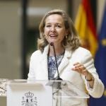 MADRID, 27/07/2023.- La vicepresidenta del Gobierno de España, Nadia Calviño, preside el acto de descubrimiento del retrato del exministro de Economía y Hacienda Pedro Solbes este jueves, en la sede del ministerio de Economía de Madrid. EFE/ Rodrigo Jiménez