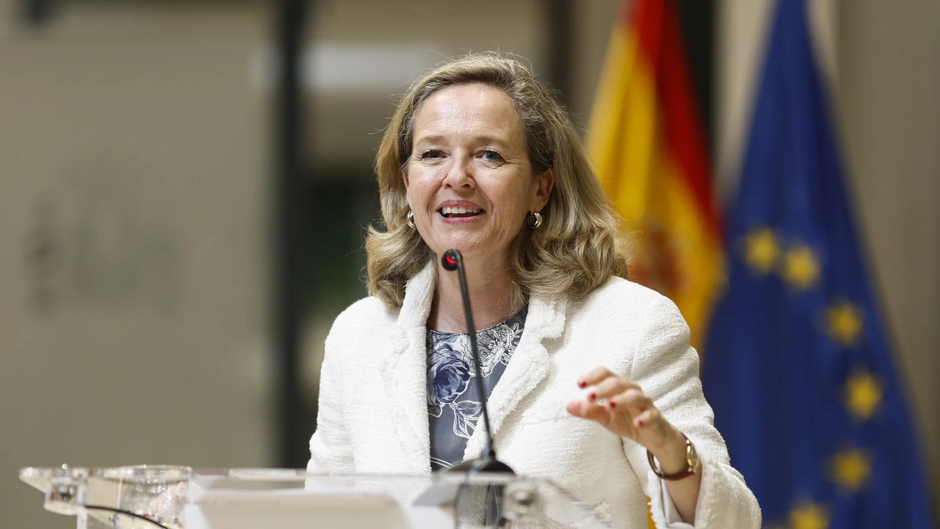 MADRID, 27/07/2023.- La vicepresidenta del Gobierno de España, Nadia Calviño, preside el acto de descubrimiento del retrato del exministro de Economía y Hacienda Pedro Solbes este jueves, en la sede del ministerio de Economía de Madrid. EFE/ Rodrigo Jiménez