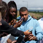 Kylian Mbappé firma autógrafos y se hace fotos a la salida de un entrenamiento