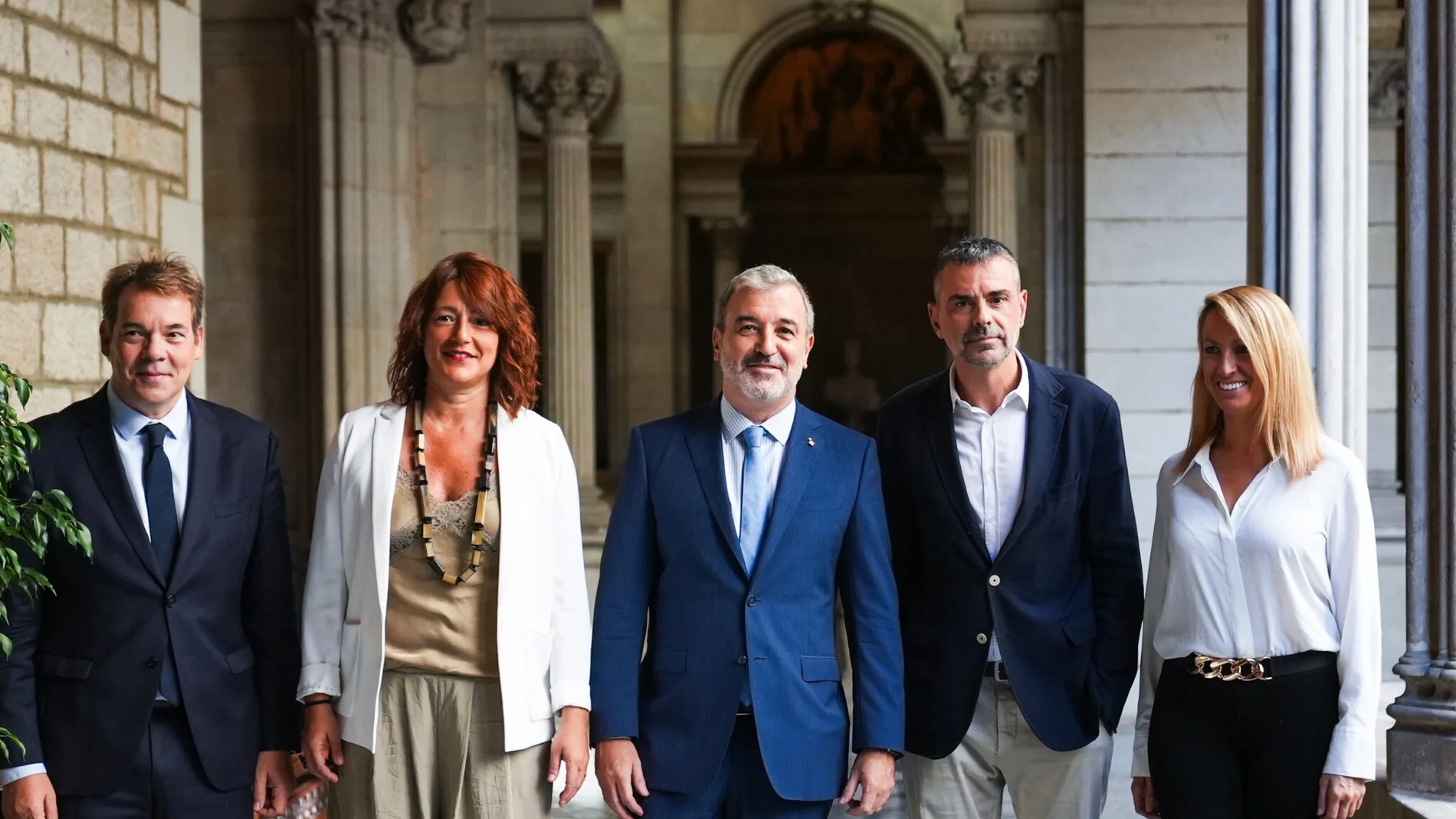 Altisench, la segunda teniente de alcalde, Maria Eugènia Gay; Collboni, Vila y la primera teniente, Laia Bonet