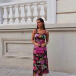 Nos hemos enamorado del espectacular vestido 'made in Spain' de estampado floral de María Fernández Rubíes perfecto para una noche de verano