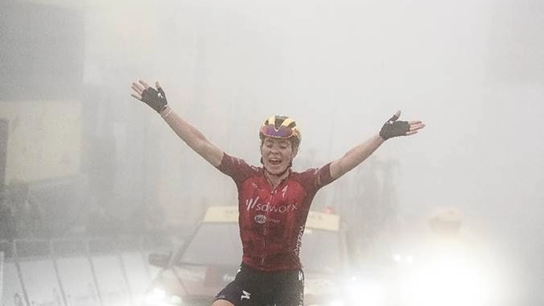 Demi Vollering irrumpe en la niebla del Tourmalet A.S.O. / THOMAS MAHEUX 29/07/2023