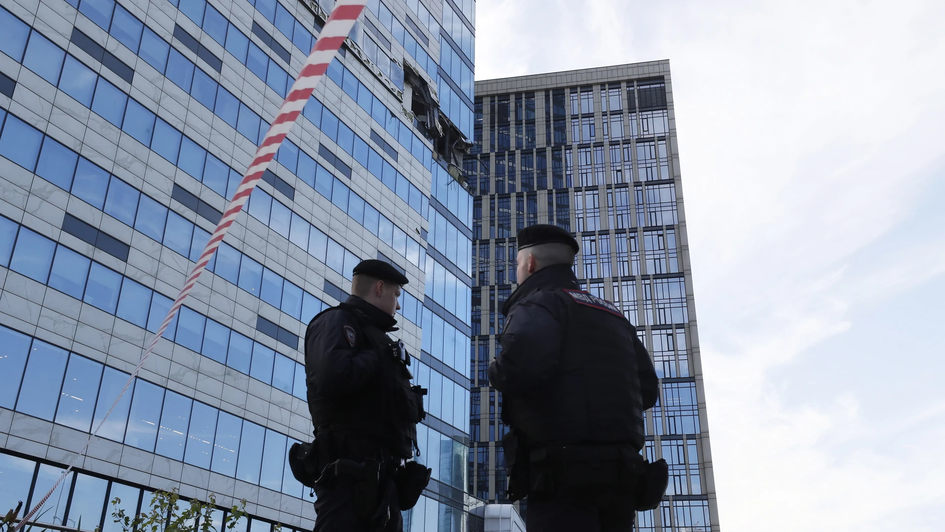 Moscow (Russian Federation), 30/07/2023.- Police officers stand in front of a damaged building in the Moscow-City business center following a reported drone attack in Moscow, Russia, 30 July 2023. The Russian Ministry of Defense on 30 July accused Ukraine of carrying out an attack with three unmanned aerial vehicles (UAV) against facilities in Moscow, adding that the attack was foiled and the three UAVs 'were suppressed by means of electronic warfare and crashed' leaving no casualties. (Rusia...