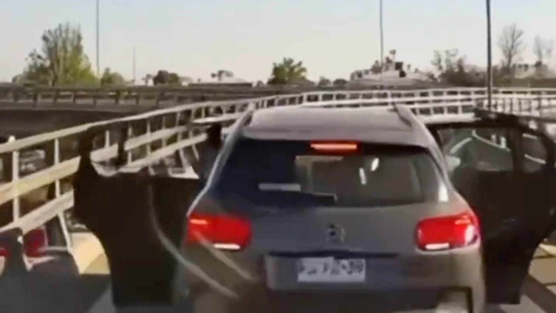 Un camionero se defiende y enfrenta a una banda de ladrones en un arriesgado acto propio de una película de acción