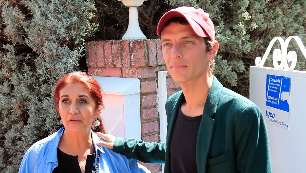 Camilo Michel Blanes con su madre Lourdes Ornelas por las calles de Torrelodones, Madrid. Camilo Blanes junto a su madre Lourdes Ornelas en Torrelodones.