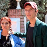 Camilo Michel Blanes con su madre Lourdes Ornelas por las calles de Torrelodones, Madrid. Camilo Blanes junto a su madre Lourdes Ornelas en Torrelodones.