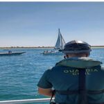 Agente de la Guardia Civil e un dispositivo de vigilancia marítima