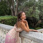 El espectacular vestido con toques dorados de Alba Díaz es todo lo que necesitas para ser la invitada perfecta