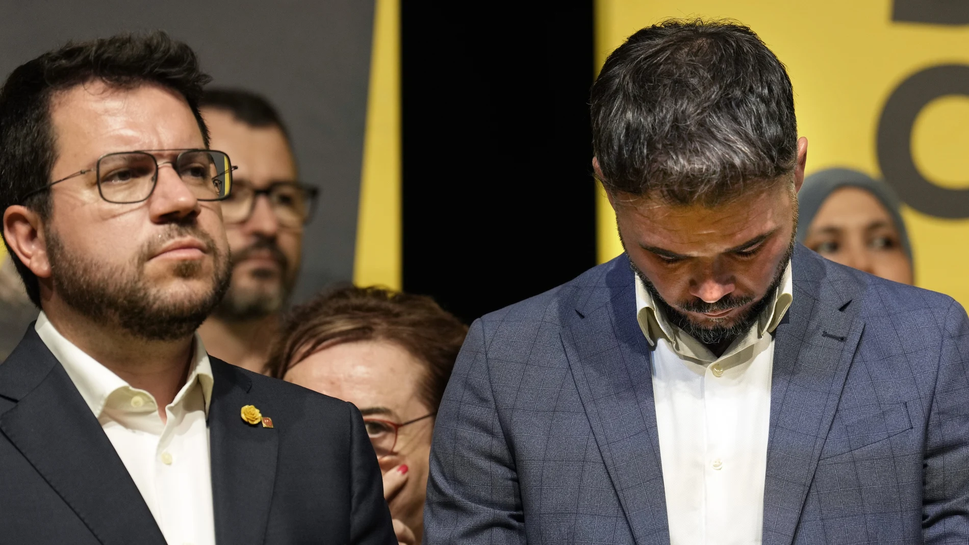 -FOTODELDÍA- GRAFCAT2795. BARCELONA, 23/07/2023.- El cabeza de lista de ERC, Gabriel Rufián, junto al presidente de la Generalitat, Pere Aragonès (i), comparece para valorar los resultados electorales de las elecciones generales que se han celebrado este domingo en las que la ERC ha perdido seis escaños. EFE/Alejandro García
