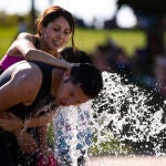 Gente refrescándose en chorros de agua por las altas temperaturas de la ola de calor en Madrid. © Jesús G. Fer