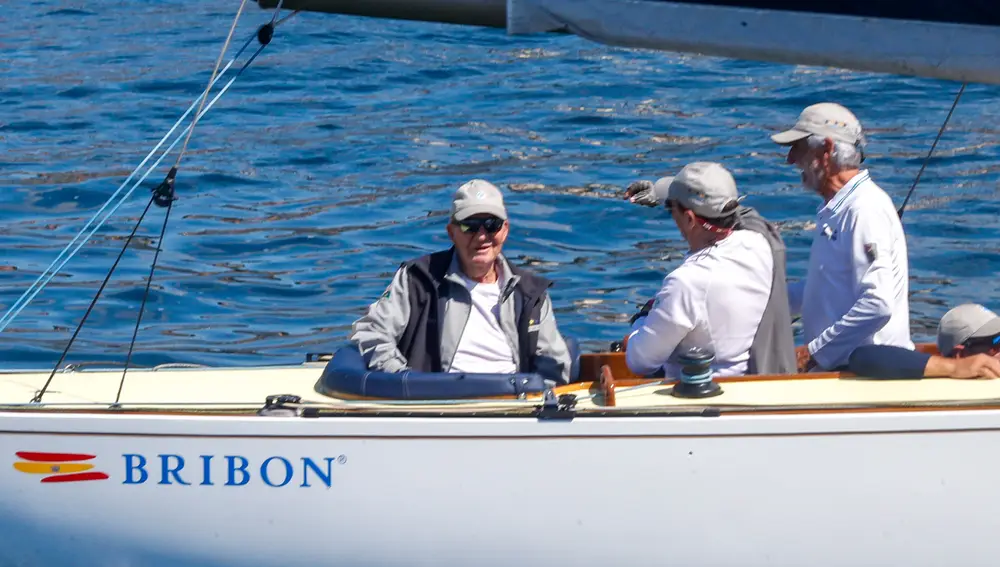 El Rey Juan Carlos I a bordo del Bribón en Sanxenxo