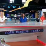 Vero Boquete, en el centro, durante una de las retransmisiones de TVE del pasado Mundial